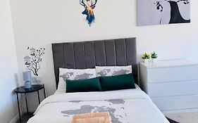 Modern Room In A 4 Bedroom Flat In London, Shared Bathroom!